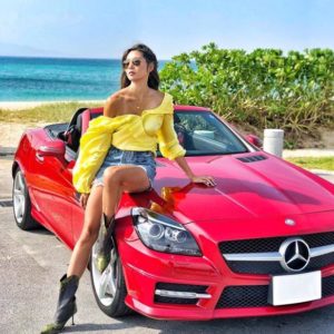 福田萌子とスポーツカー1