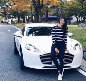 福田萌子とスポーツカー2