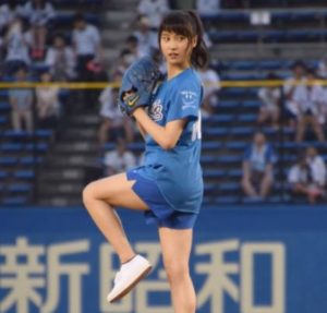 土屋太鳳の始球式