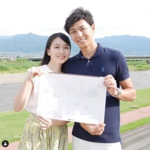 友永真也と岩間恵の入籍写真
