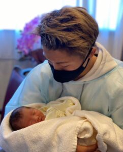 次女を抱える井上尚弥