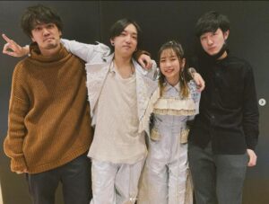 ikuraとayaseとスタッフ写真