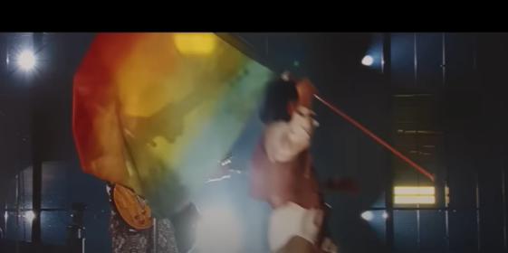 ミセスのライブで掲げられたレインボーフラッグ