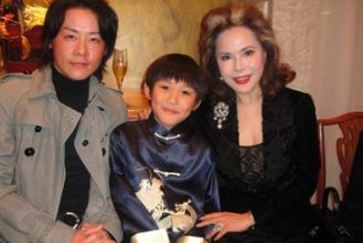 河村隆一と子供とデビィ夫人の写真
