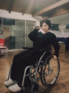 益若つばさの車椅子姿