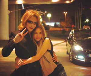 YOSHIKIと外国人美女