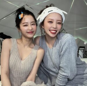 青山明香里と休井美郷