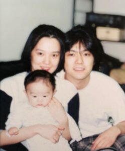 尾崎裕哉の家族写真