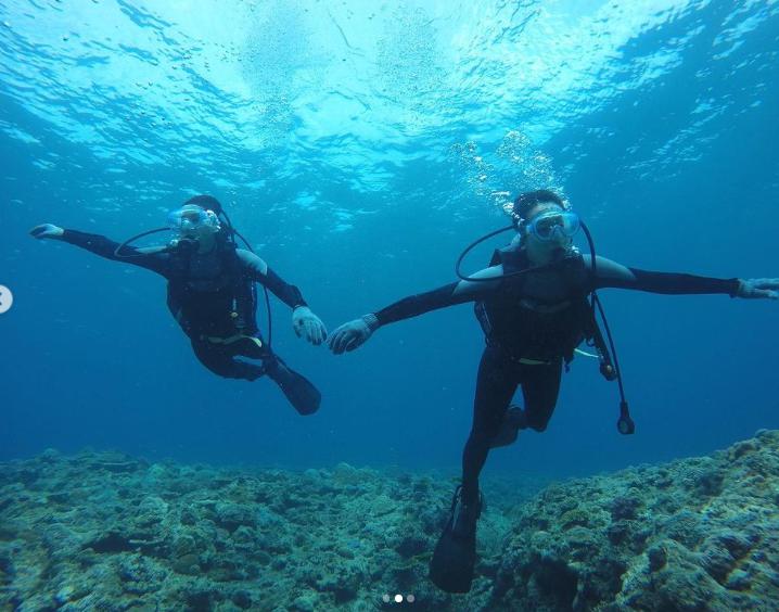 浅田真央と浅田舞のダイビング写真