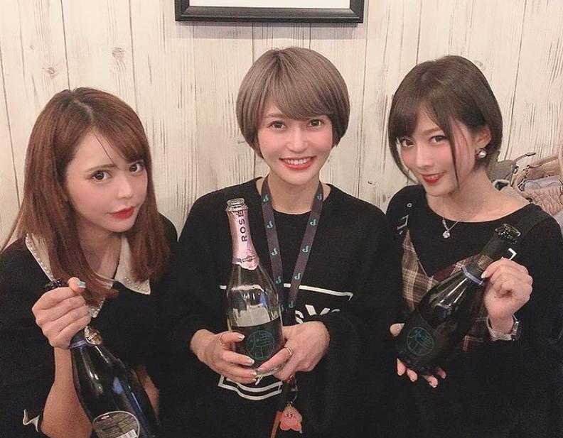 大内悠里と桑原茉萌の写真