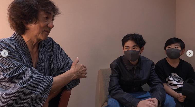 市村正親と長男、次男の写真